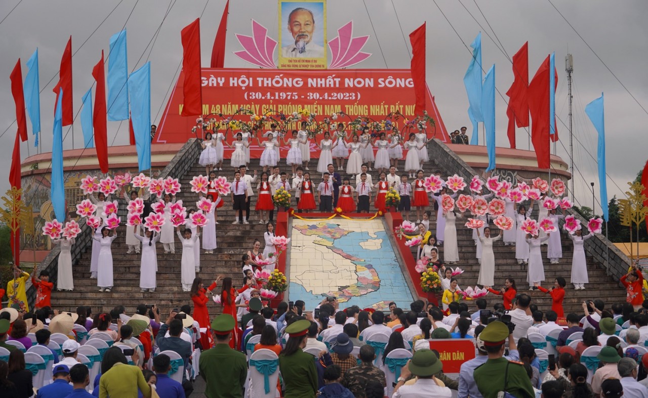 Quảng Trị long trọng tổ chức lễ Thượng cờ “Thống nhất non sông”