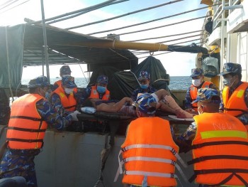 Hải đoàn 129 Hải quân hỗ trợ cấp cứu ngư dân bị nạn trên biển