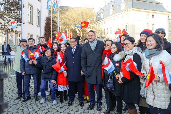 Thủ tướng Phạm Minh Chính và Thủ tướng Luxembourg Xavier Bettel chụp ảnh cùng kiều bào Việt Nam trong chuyến thăm Luxembourg tháng 12-2022 (Ảnh: chinhphu.vn).