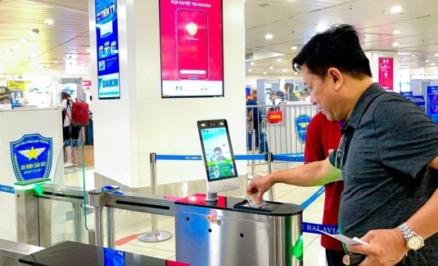 Hành khách đi máy bay có thể dùng app VNeID để check-in và kiểm tra an ninh