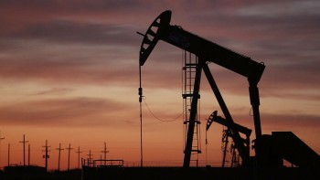 Giá dầu sụt rất mạnh bởi loạt rủi ro liên quan đến kinh tế Mỹ