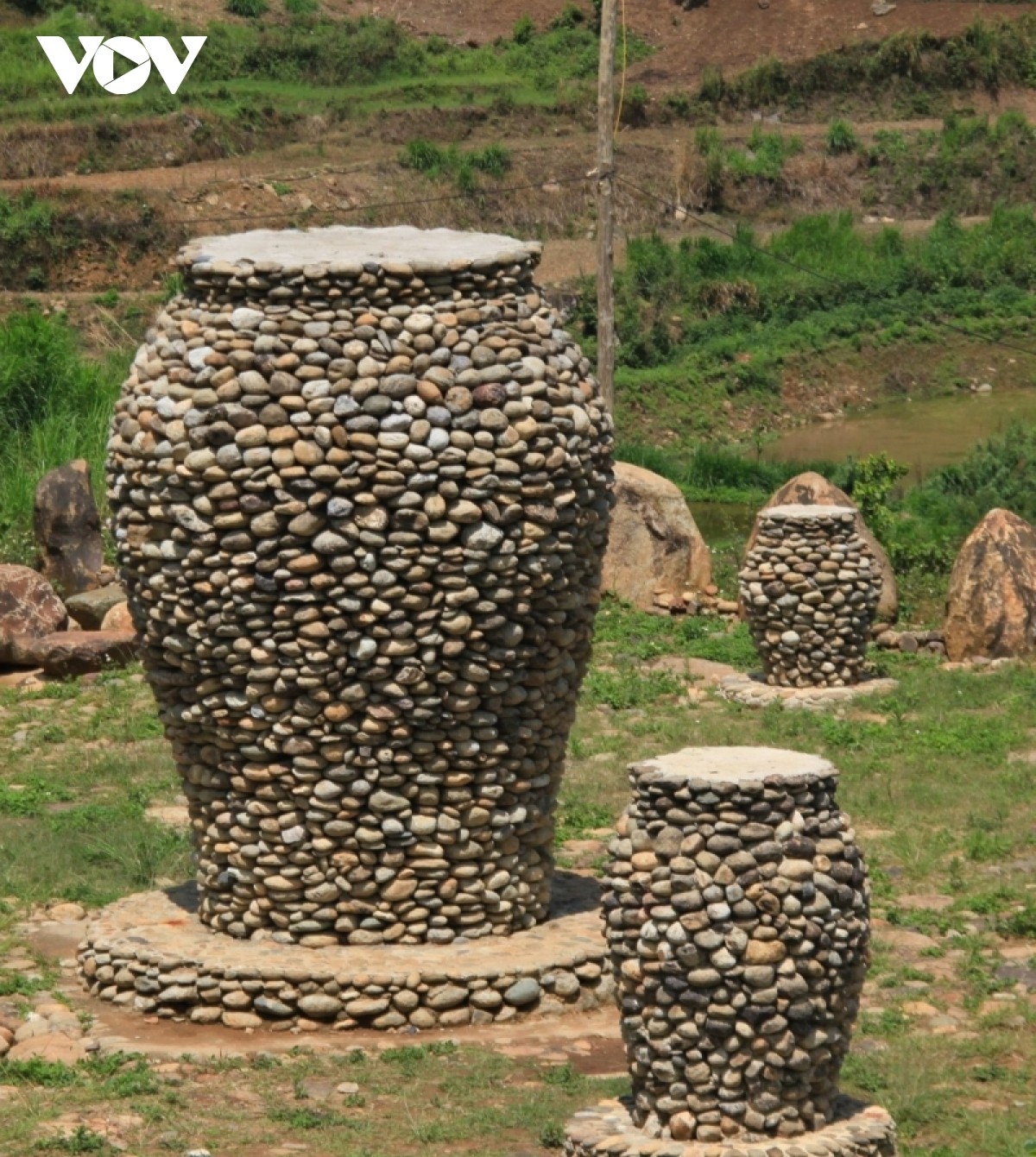Độc đáo chum đá của người La Ha trên "miền cổ tích" Ngọc Chiến