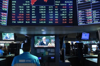 Nhà đầu tư chứng khoán Mỹ lo lắng bán mạnh cổ phiếu