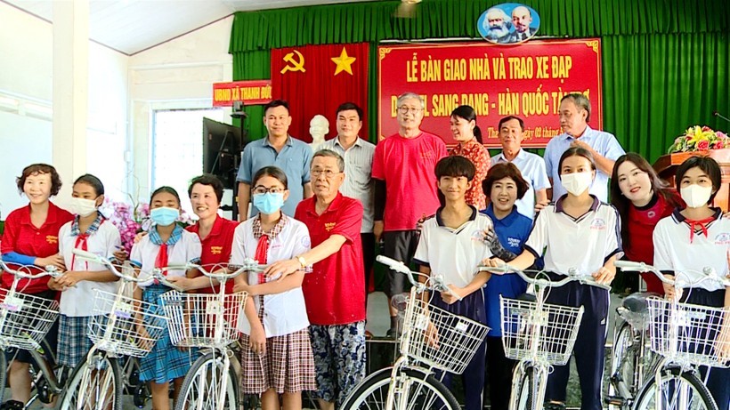 Gia đình học sinh khó khăn ở tỉnh Vĩnh Long được nhận nhà đại đoàn kết
