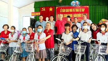 Gia đình học sinh khó khăn ở tỉnh Vĩnh Long được nhận nhà đại đoàn kết