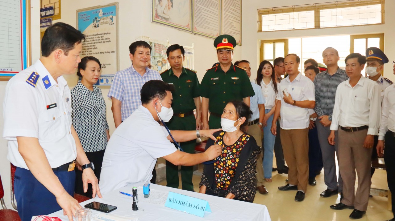 Nghệ An: Tặng 1.000 lá cờ Tổ quốc, khám chữa bệnh và cấp phát thuốc miễn phí cho ngư dân