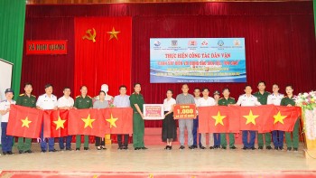 Nghệ An: Tặng 1.000 lá cờ Tổ quốc, khám chữa bệnh và cấp phát thuốc miễn phí cho ngư dân