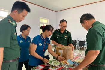 Tặng sách cho chiến sĩ biên phòng và nhân dân biên giới Đắk Lắk