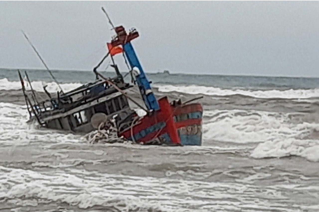 Tàu cá TTH-91075 TS do ngư dân Trương Viết Hiệp làm thuyền trưởng bị chìm trên biển do giông lốc bất ngờ. Ảnh: T.T.