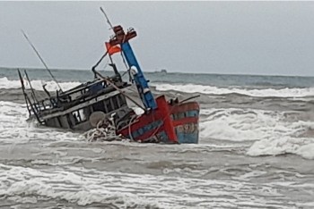 Thừa Thiên Huế: Cứu hộ 2 tàu cá và 8 ngư dân bị nạn trên biển