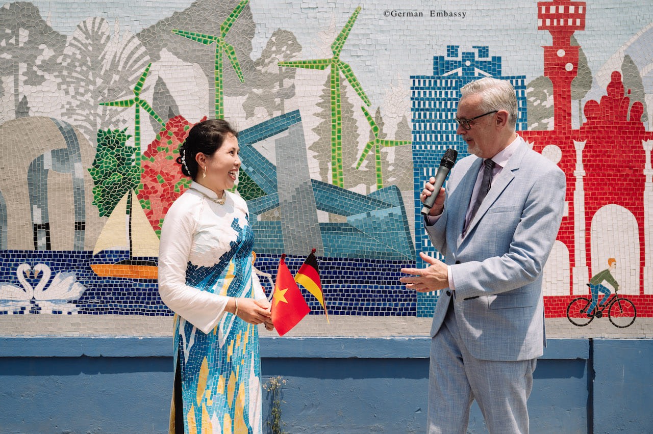 Họa sĩ Nguyễn Thu Thủy và Đại sứ Đức Guido Hidner tại Việt Nam.