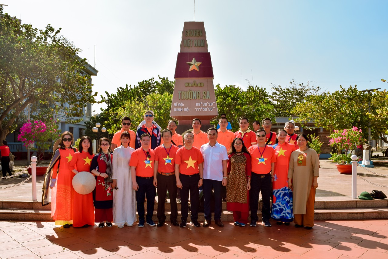 Đoàn công tác của Liên hiệp các tổ chức hữu nghị Việt Nam thăm cán bộ, chiến sĩ và nhân dân huyện đảo Trường Sa