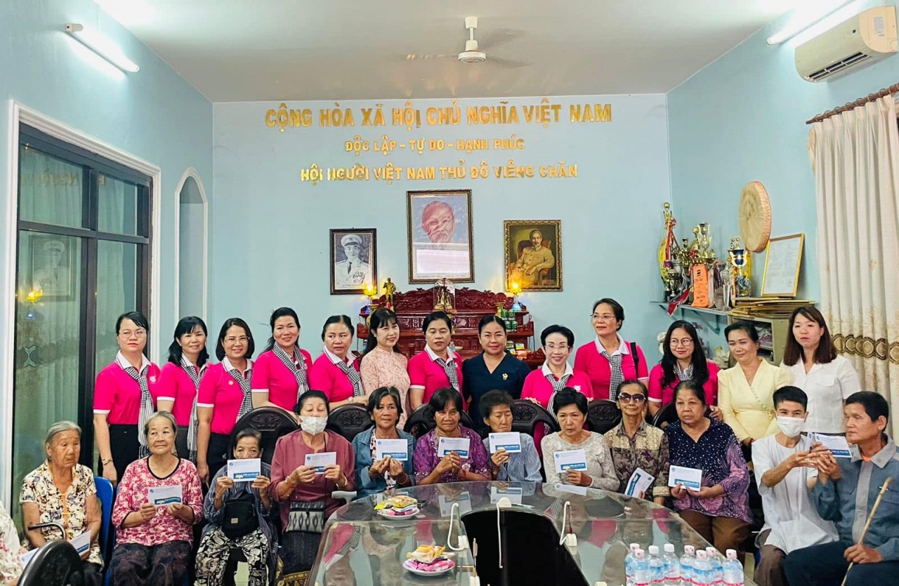 Tặng quà cho 20 gia đình phụ nữ kiều bào có hoàn cảnh khó khăn tại Thủ đô Viêng Chăn