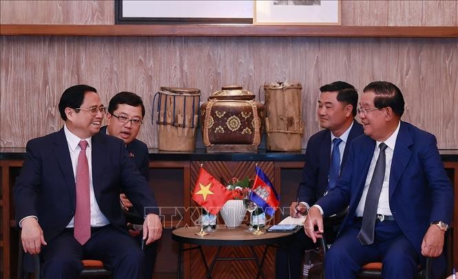 Thủ tướng Phạm Minh Chính gặp Thủ tướng Campuchia Samdech Techo Hun Sen