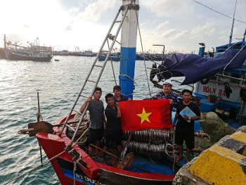 Trung tâm dịch vụ Hậu cần - Kỹ thuật đảo Trường Sa khắc phục sự cố tàu cá Ninh Thuận