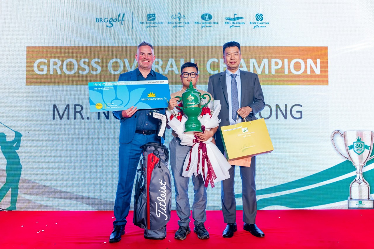 Trao cúp vô địch cho gôn thủ Nguyễn Nhất Long – Nhà vô địch của sự kiện “30th Anniversary Championship” với điểm số gross 71.