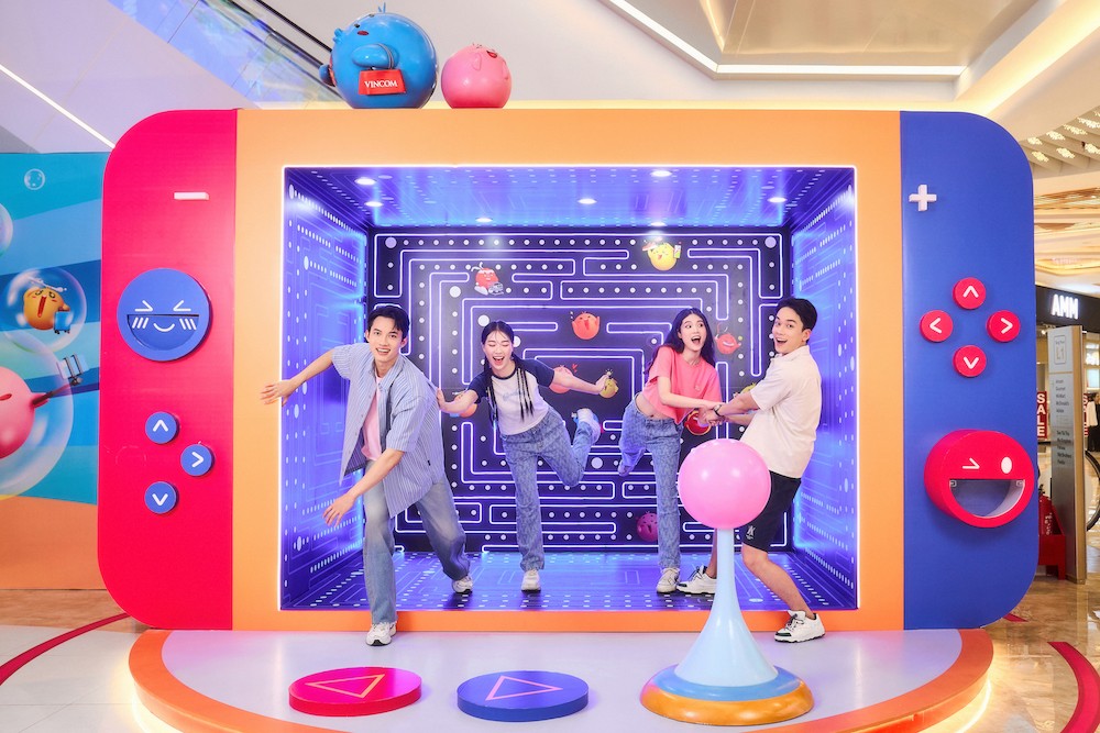 Giới trẻ “rần rần” check-in với máy game khổng lồ ngoài đời thực tại Vincom Mega Mall Smart City.