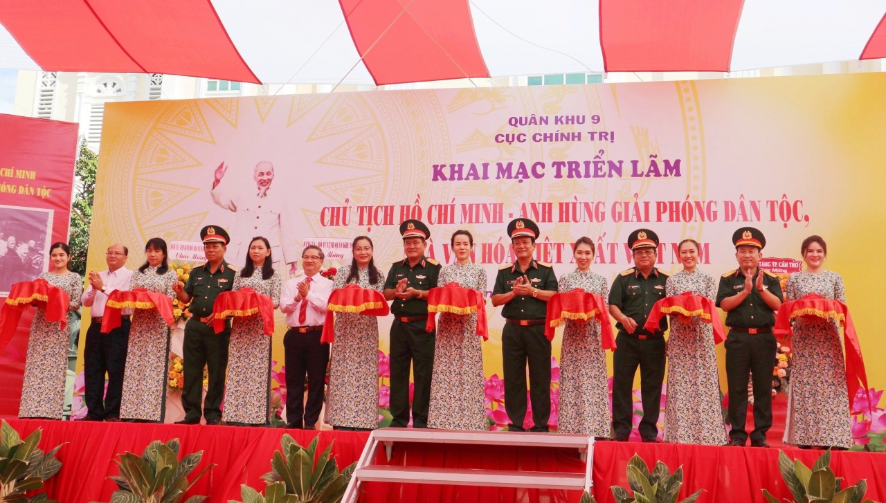 Khai mạc triển lãm “Chủ tịch Hồ Chí Minh - Anh hùng giải phóng dân tộc - Nhà văn hóa kiệt xuất Việt Nam”