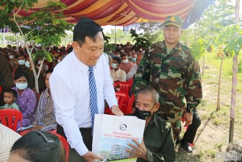 Hơn 2.000 người dân Campuchia được Đoàn bác sĩ TP Cần Thơ khám bệnh, tặng quà, phát thuốc miễn phí