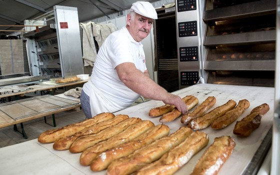 Một mẻ bánh mì baguette mới ra lò (Ảnh: Getty Images Europe)
