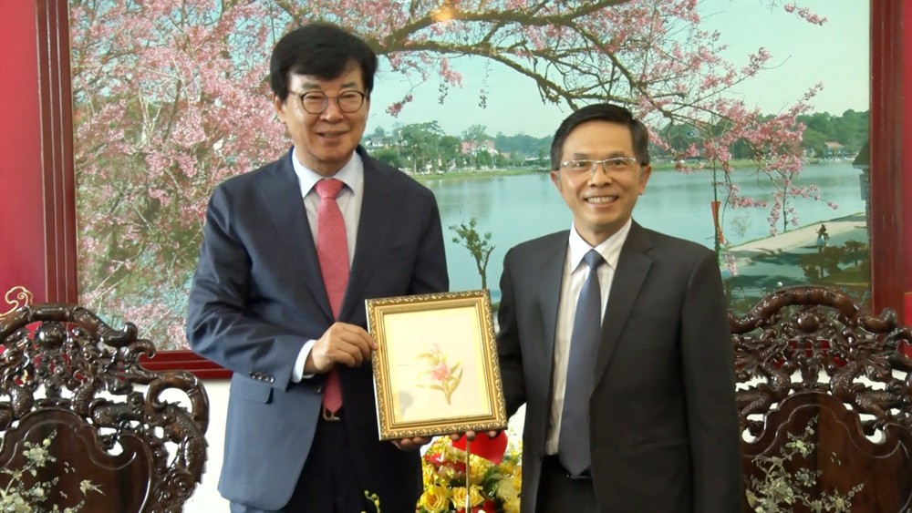 Bí thư Thành ủy Đà Lạt Đặng Trí Dũng trao quà lưu niệm cho lãnh đạo huyện Jangheung (Ảnh: Báo Lâm Đồng)