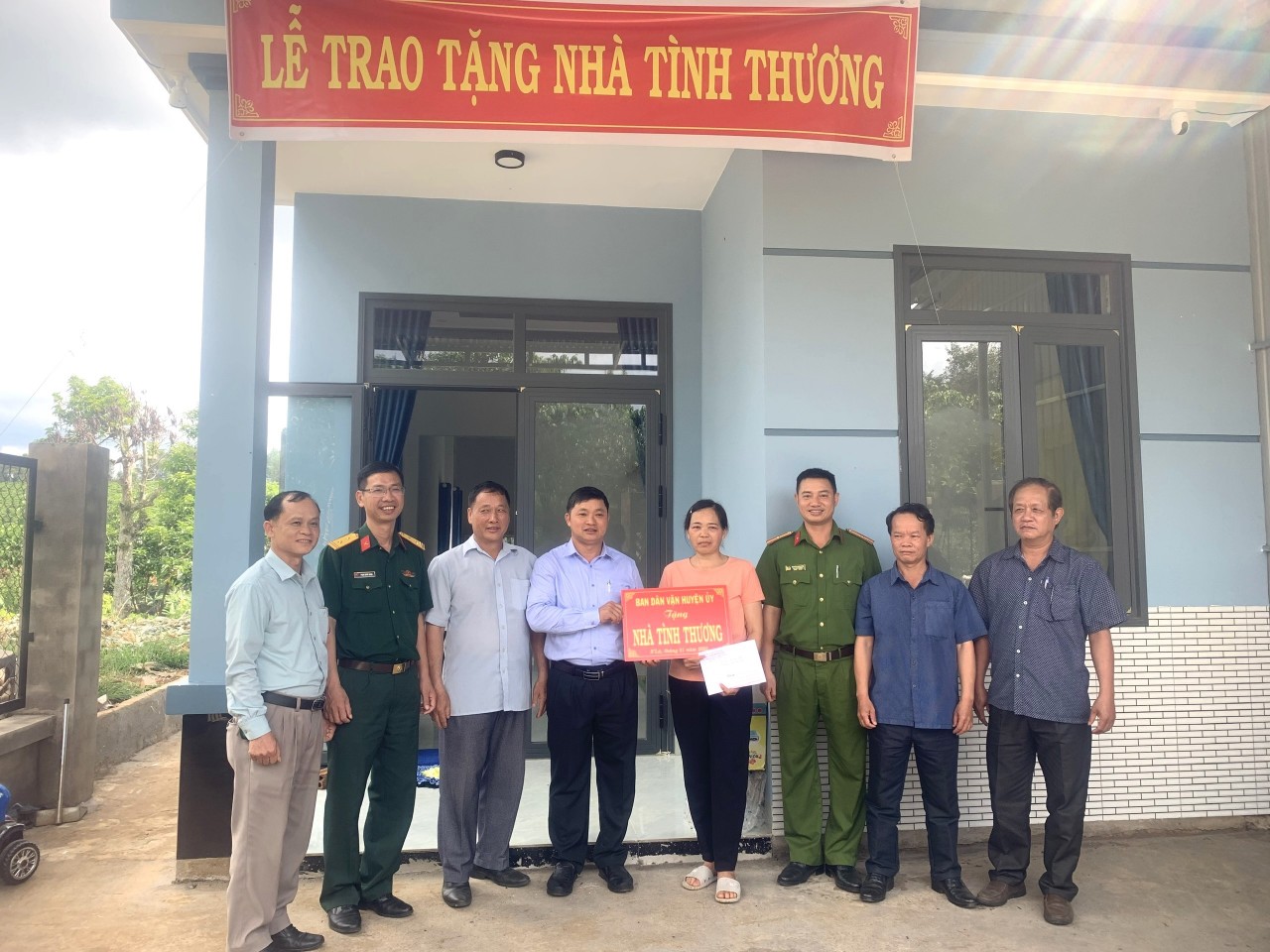 Lâm Đồng: Trao tặng nhà tình thương cho gia đình có hoàn cảnh đặc biệt khó khăn Lâm Đồng: Trao tặng nhà tình thương cho gia đình có hoàn cảnh đặc biệt khó khăn
