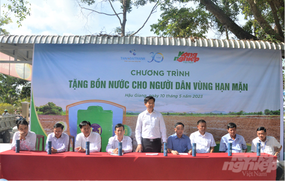 Ông Lê Văn Sơn phát biểu khởi động chương trình tặng bồn nước cho người dân vùng hạn mặn. 
