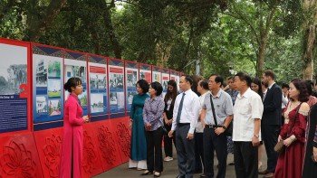 nhin lai qua trinh hoat dong cach mang cua bac tren que huong cach mang thang muoi nga