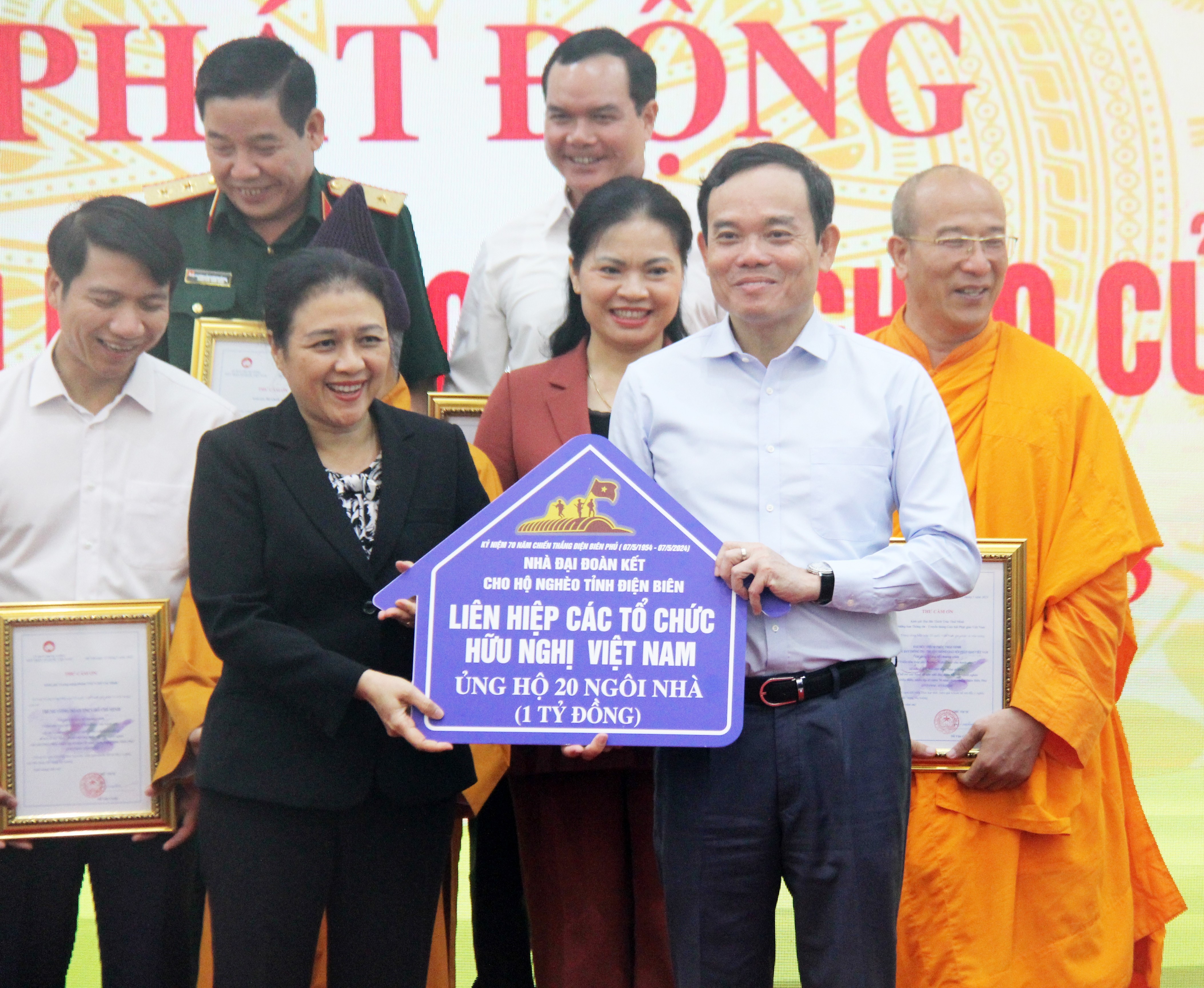 Trao kinh phí hỗ trợ xây dựng 4.000 căn nhà đại đoàn kết cho tỉnh Điện Biên