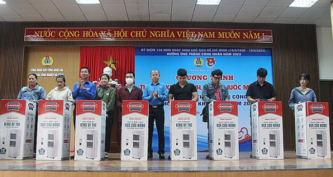 Tổ chức khám, cấp phát thuốc và trao 300 suất quà cho công nhân khó khăn tại quận Liên Chiểu