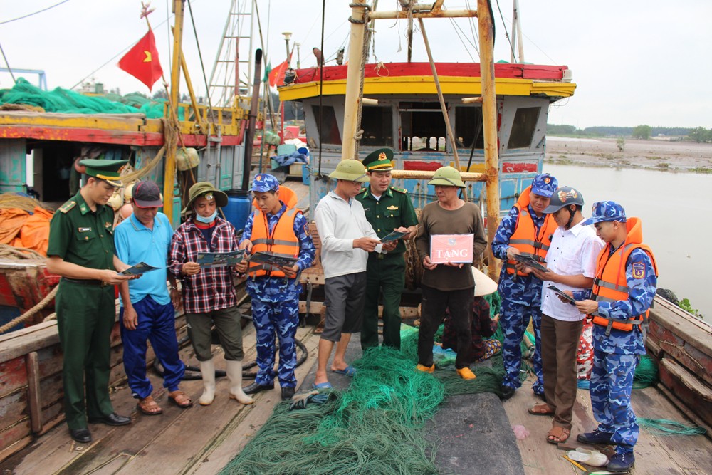 Cán bộ Cảnh sát biển và Biên phòng tuyên truyền pháp luật cho ngư dân.
