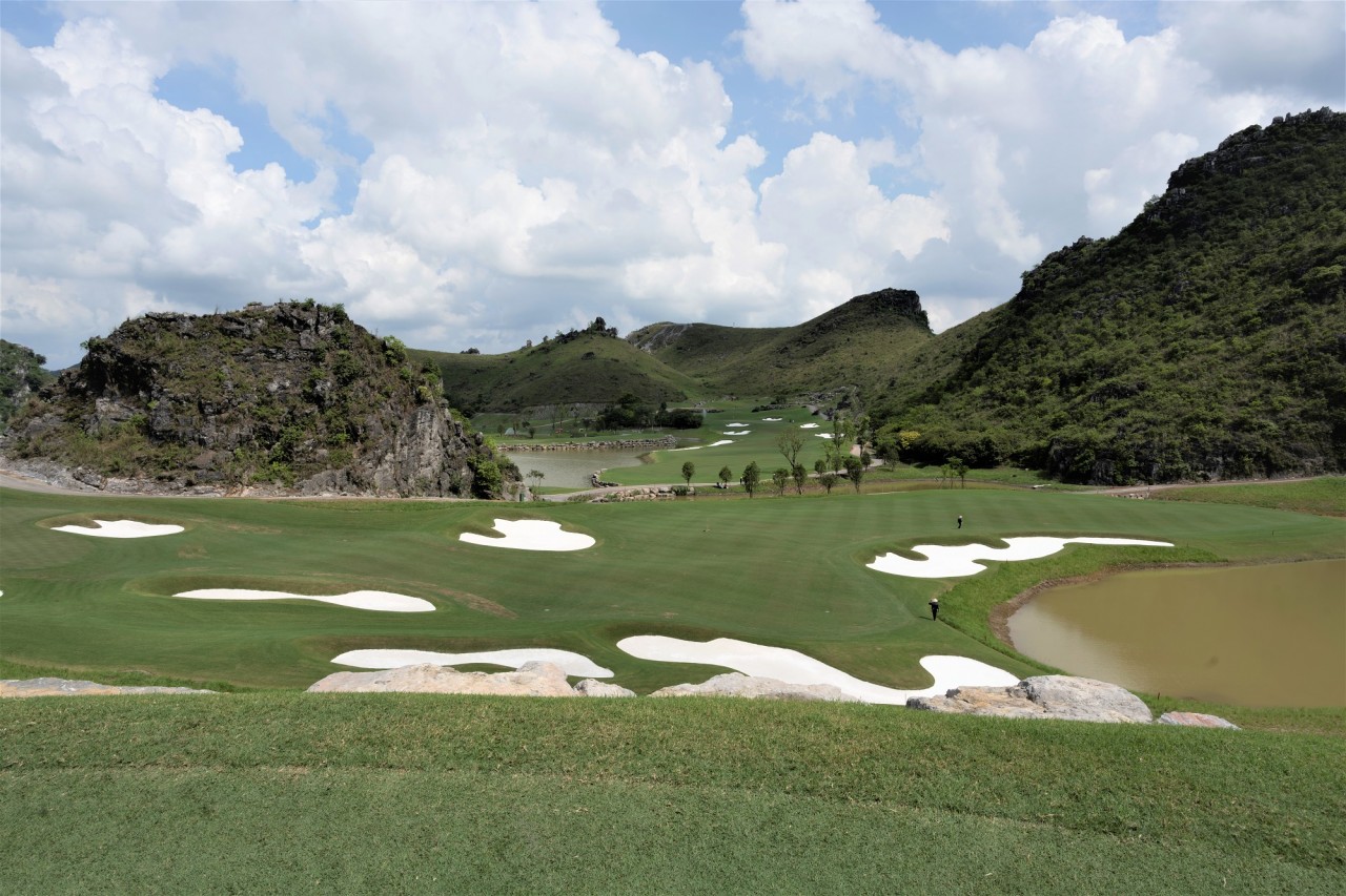 Hố số 17 sân gôn Legend Valley Country Club.