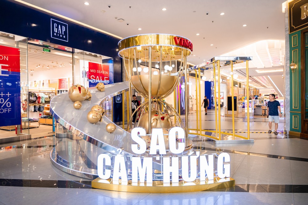   Mô hình đồng hồ cát với tone màu vàng gold chủ đạo hứa hẹn là điểm check-in sang chảnh cho các “dân chơi” Sài Thành.