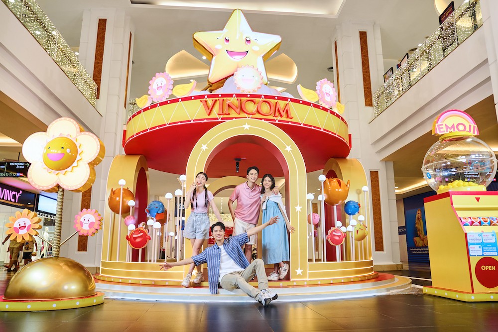 Nhóm bạn rủ nhau “lên đồ” với outfit ngập sắc hè của Uniqlo, cùng nhau check-in đầy hứng khởi tại “Vùng đất mặt trời” Vincom Mega Mall Royal City.