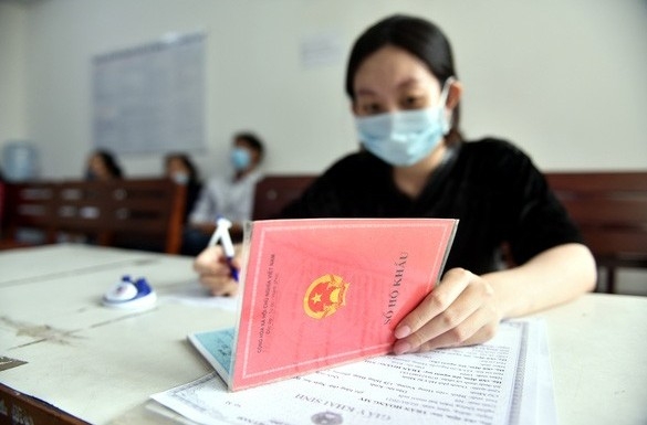 Các trường không được bắt người dân trình sổ hộ khẩu, sổ tạm trú