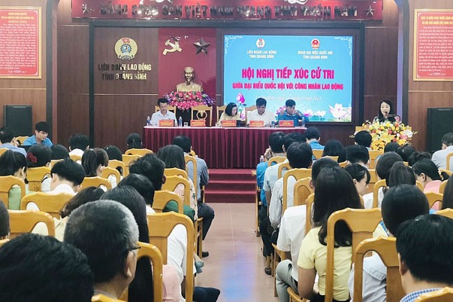 Trao tặng 150 suất quà cho công nhân lao động khó khăn ở Quảng Bình
