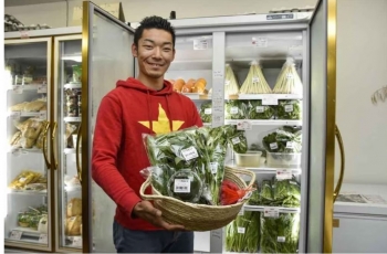 Chàng trai Nhật Bản trồng rau sạch cho thực tập sinh Việt Nam