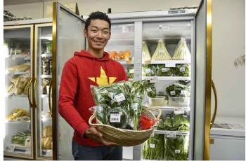 Chàng trai Nhật Bản trồng rau sạch cho thực tập sinh Việt Nam