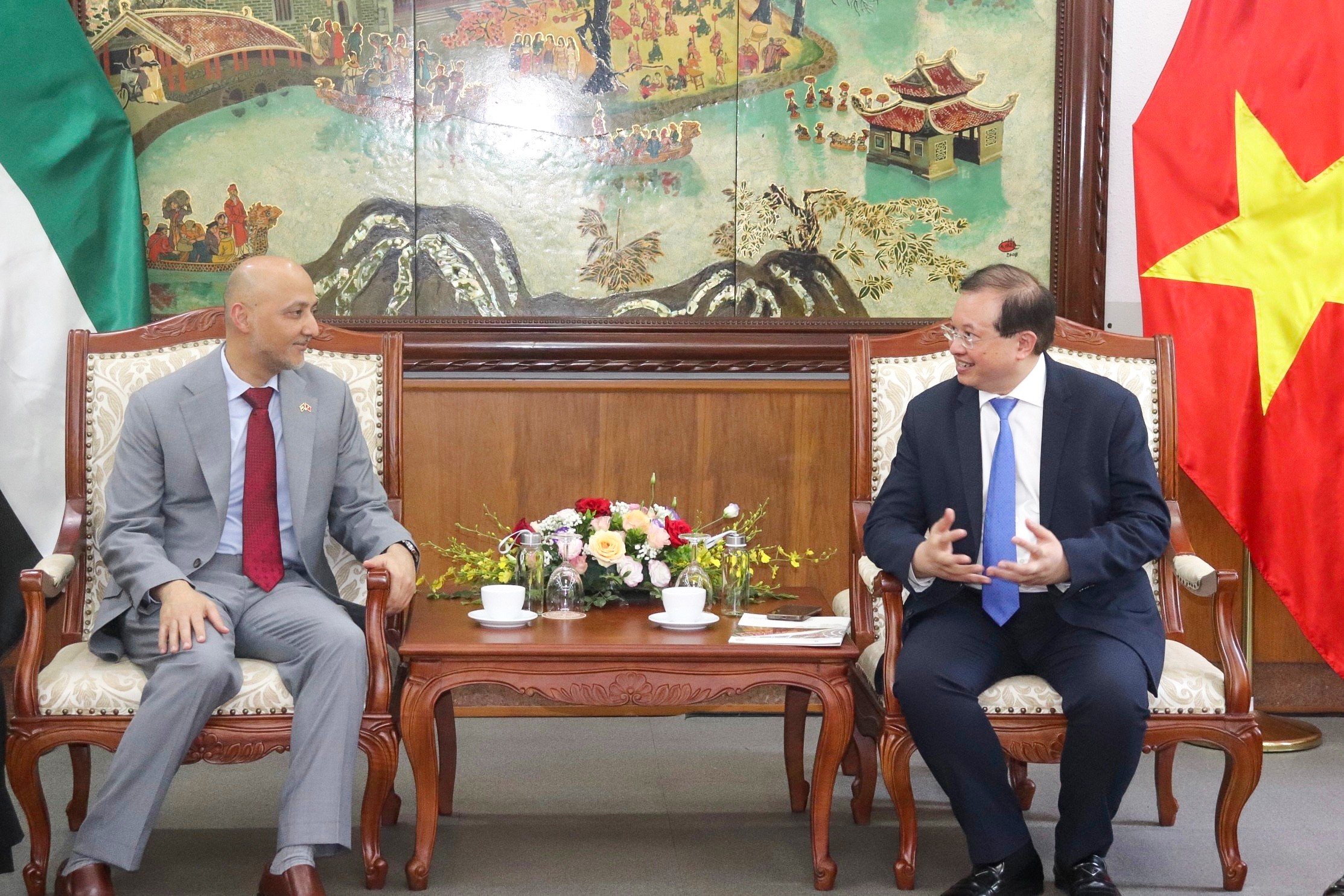 Thứ trưởng Tạ Quang Đông đã có buổi tiếp xã giao tân Đại sứ Các Tiểu Vương quốc Ả-rập thống nhất (UAE), ông Bader Abdulla Almatrooshi (Ảnh: icd.gov.vn).