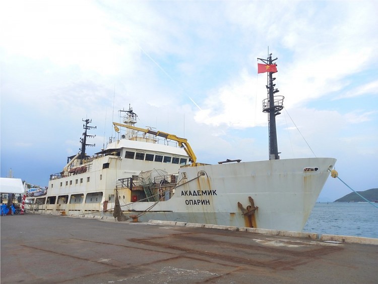 Tàu “Viện sĩ Oparin” cập Cảng Nha Trang, tỉnh Khánh Hòa.