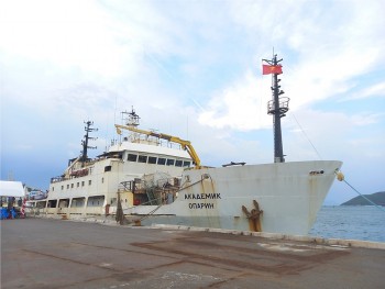 Tàu nghiên cứu khoa học 'Viện sĩ Oparin' cập cảng Nha Trang để khảo sát biển