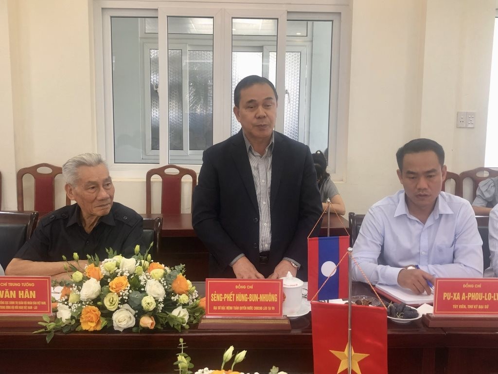 Đại sứ đặc mệnh toàn quyền nước Cộng hòa dân chủ nhân dân Lào tại Việt Nam Sengphet Houngboungnuang phát biểu tại buổi làm việc (Ảnh: Báo Cao Bằng).