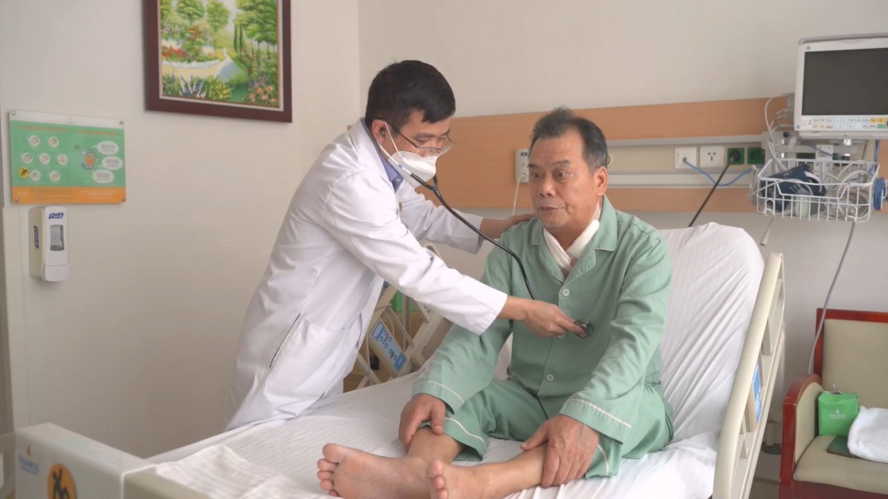 Bác sĩ kiểm tra sức khỏe cho bệnh nhân Phan Quốc Hòa chuẩn bị ra viện sau khi can thiệp một tuần, mọi sinh hoạt đã trở lại bình thường
