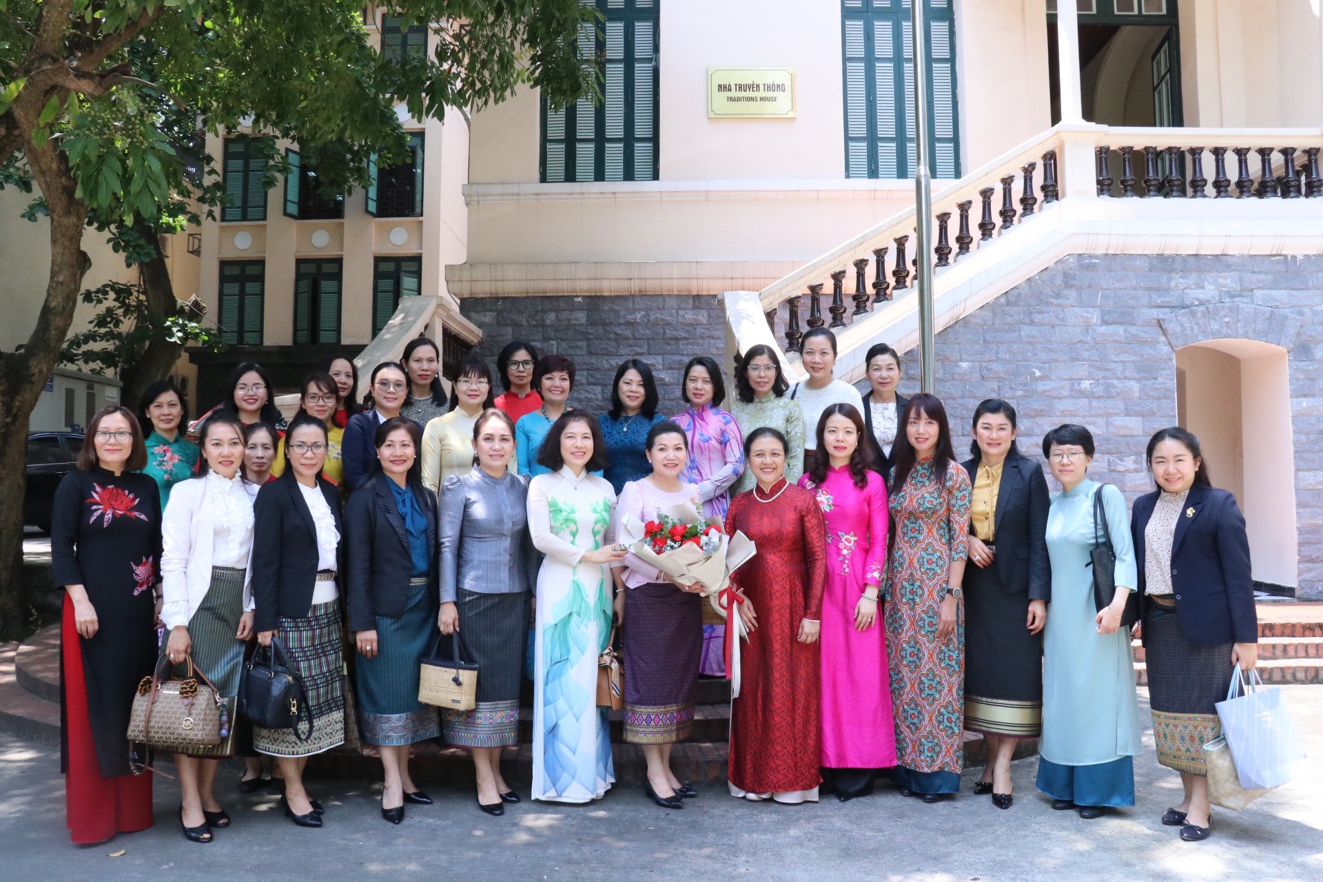 Chủ tịch Nguyễn Phương Nga và đại diện lãnh đạo nữ các Ban, đơn vị của VUFO chụp ảnh lưu niệm với  đoàn nữ cán bộ Bộ Ngoại giao Lào (Ảnh: Thu Hà).
