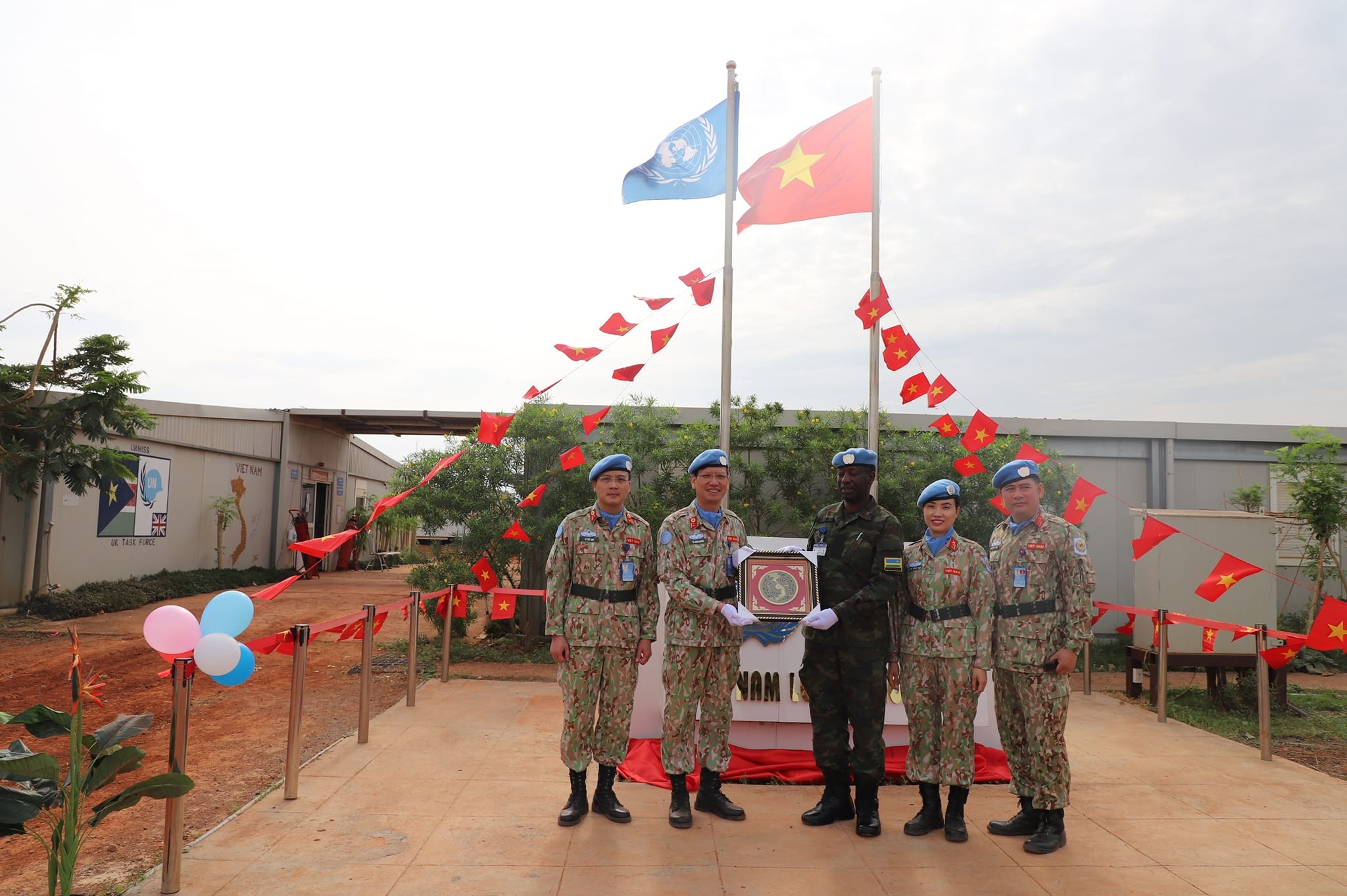 điểm check-in cột cờ ở Phái bộ Nam Sudan đúng dịp kỷ niệm 133 năm Ngày sinh Chủ tịch Hồ Chí Minh (Ảnh: BVDC2.4). 