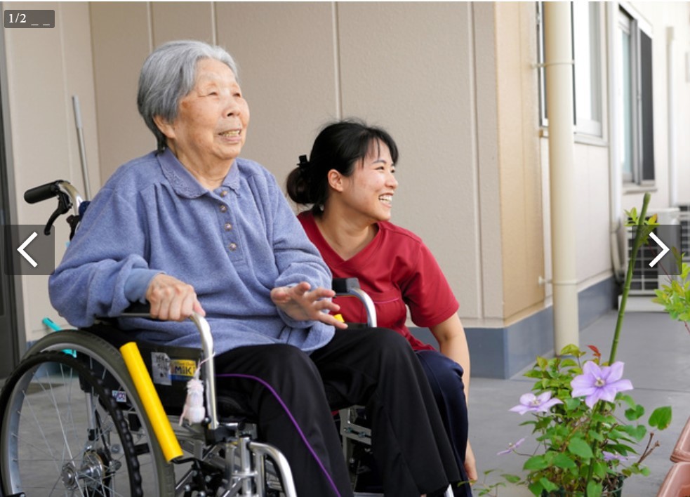 Chị Hòa (bìa phải) và bà Imada trò chuyện tại viện dưỡng lão Well Care Haruka ở thành phố Yamatokoriyama, tỉnh Nara (Nhật Bản) (Ảnh: Asahi)
