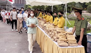 nguoi dan va du khach duoc tang qua khi vao lang vieng bac dip 195