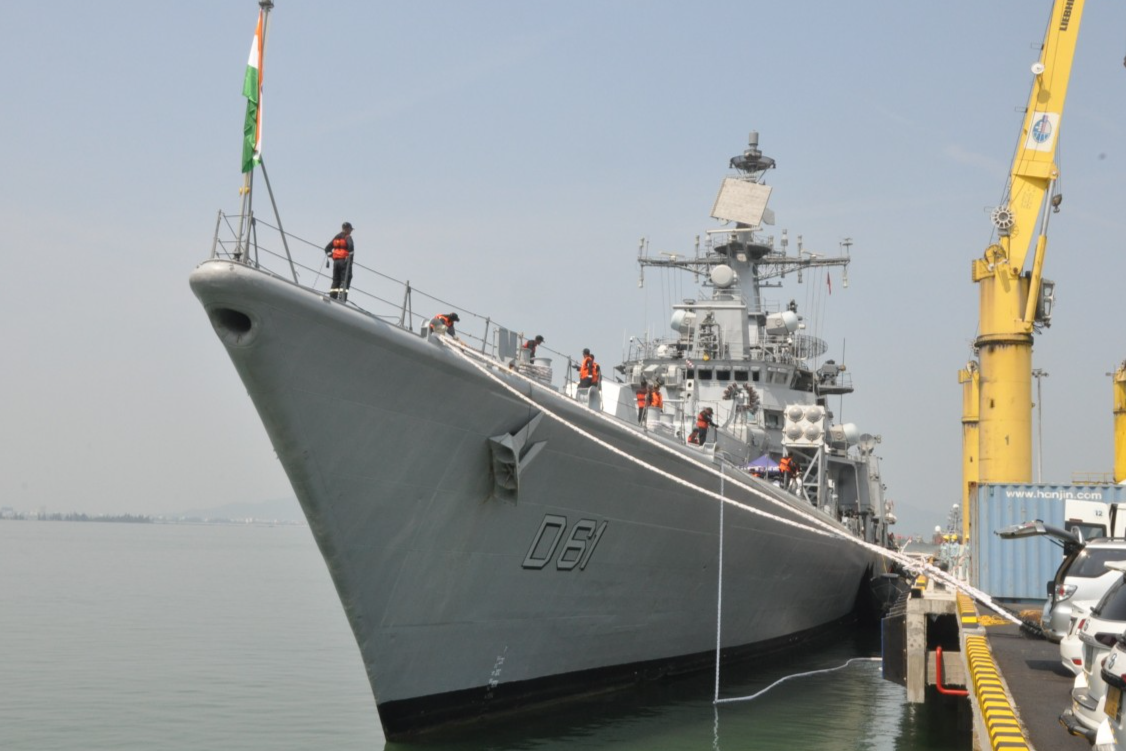 Tàu khu trục hạm tên lửa dẫn đường INS DELHI cập cảng Tiên Sa, thăm chính thức Đà Nẵng. 