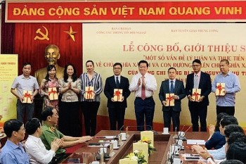 gioi thieu cuon sach con duong di len chu nghia xa hoi o viet nam den ban be quoc te