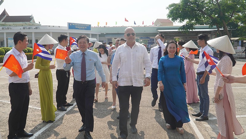 Đoàn đại biểu cấp cao Ủy ban Bảo vệ Cách mạng Cuba thăm Bệnh viện hữu nghị Việt Nam-Cuba Đồng Hới (Ảnh: Báo Quảng Bình).